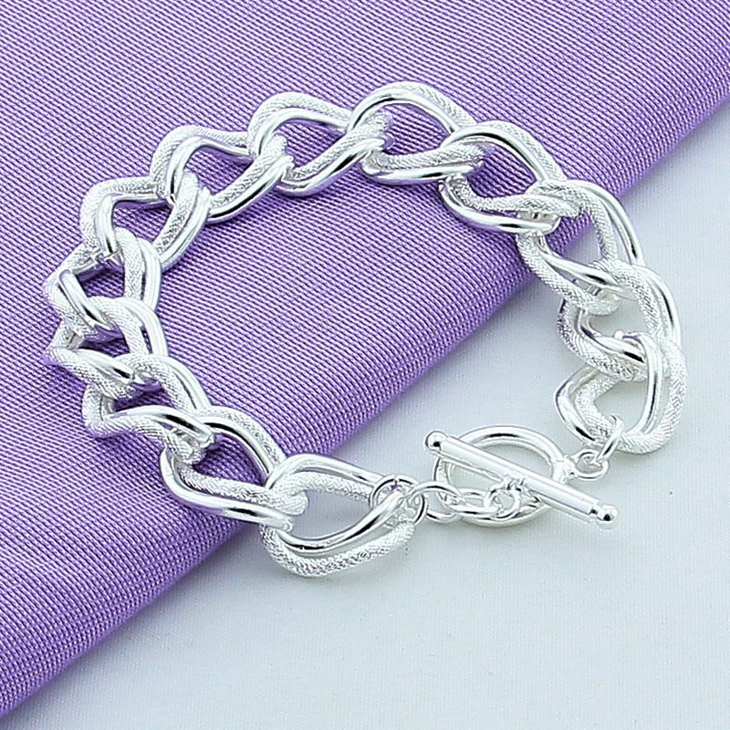 Elegant bracelet featuring a classic design, ideal for everyday wear or special occasions.