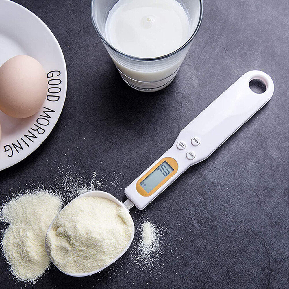 Ergonomic LCD digital kitchen scale spoon with a user-friendly interface, accurate to the gram, ideal for cooking, baking, and dietary needs.